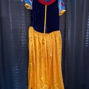 Snow white cosplay
